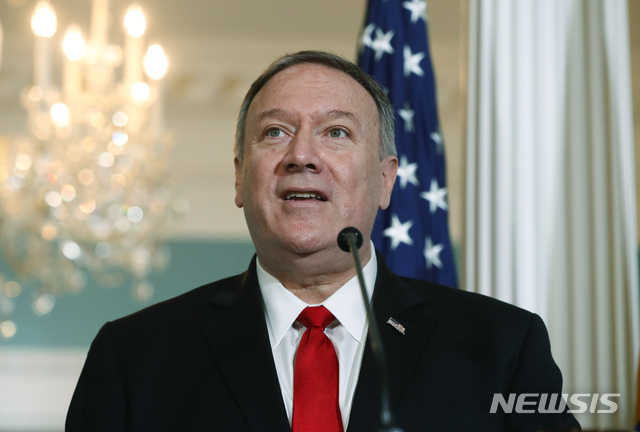【워싱턴=AP/뉴시스】마이크 폼페이오(오른쪽) 미 국무장관이 13일(현지시간) 워싱턴DC 국무부에서 에르네스투 아라우주 브라질 외무장관과 공동기자회견을 하고 있다.&nbsp; 폼페이오 장관은 "아마존 생물 다양성 보존을 위해 1억 달러(약 1195억 원) 규모의 투자를 시작할 것"이라고 말했다. 2019.09.14. 