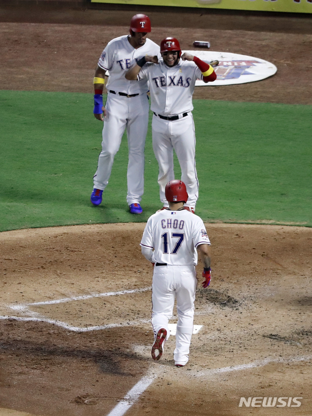 【알링턴=AP/뉴시스】 추신수(37·텍사스 레인저스)가 14일(한국시간) 미국 텍사스주 알링턴의 글로브 라이프 파크에서 열린 2019 메이저리그(MLB) 오클랜드 어슬레틱스와의 홈경기에 1번 지명타자로 선발출전, 2회말 3점포를 터뜨렸다. 사진은 홈 베이스 앞에서 동료들의 축하를 받고 있는 추신수.
