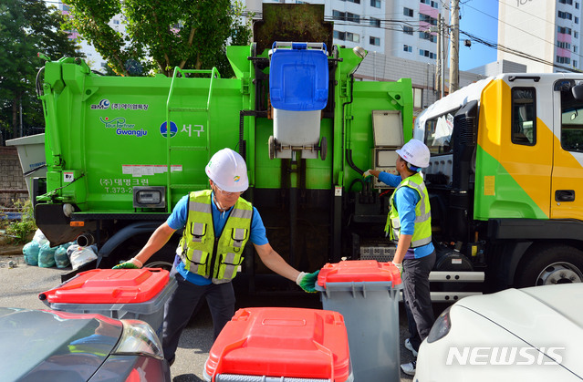 [광주=뉴시스] 추석 다음날인 지난해 9월14일 오전 광주 서구 한 아파트 단지에서 환경미화원들이 음식물쓰레기를 수거하고 있다. (사진=뉴시스 DB)