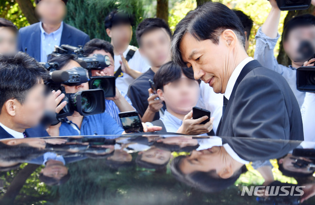 【부산=뉴시스】 하경민 기자 = 조국 법무부 장관이 추석 연휴인 14일 오전 부산 기장군 부산추모공원을 방문, 상관의 폭언 등을 견디지 못하고 2016년 극단적인 선택을 한 고 김홍영 전 검사의 묘소를 참배한 이후 차량에 탑승하고 있다. 2019.09.14. yulnetphoto@newsis.com