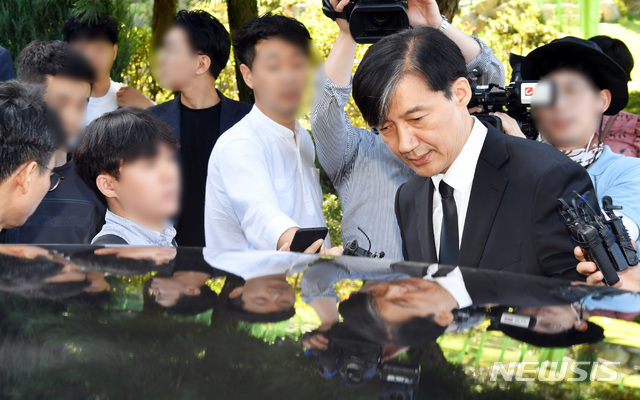 【부산=뉴시스】 하경민 기자 = 조국 법무부 장관이 추석 연휴인 14일 오전 부산 기장군 부산추모공원을 방문, 상관의 폭언 등을 견디지 못하고 2016년 극단적인 선택을 한 고 김홍영 전 검사의 묘소를 참배한 이후 차량에 탑승하고 있다. 2019.09.14.&nbsp;&nbsp; yulnetphoto@newsis.com