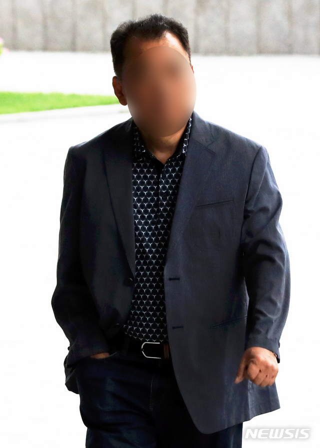 【서울=뉴시스】이윤청 기자 = 조국 법무부장관 가족이 투자한 사모펀드 관련 의혹의 인물인 투자업체 웰스씨앤티 대표 최모씨가 14일 오후 서울 서초구 서울중앙지검으로 출석하고 있다. 2019.09.14. radiohead@newsis.com