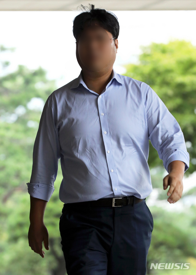 【서울=뉴시스】이윤청 기자 = 조국 법무부장관 가족이 투자한 사모펀드 관련 의혹의 핵심 인물인 사모펀드 운용사 코링크프라이빗에쿼티(PE) 이상훈 대표가 14일 오후 서울 서초구 서울중앙지검으로 출석하고 있다. 2019.09.14. radiohead@newsis.com