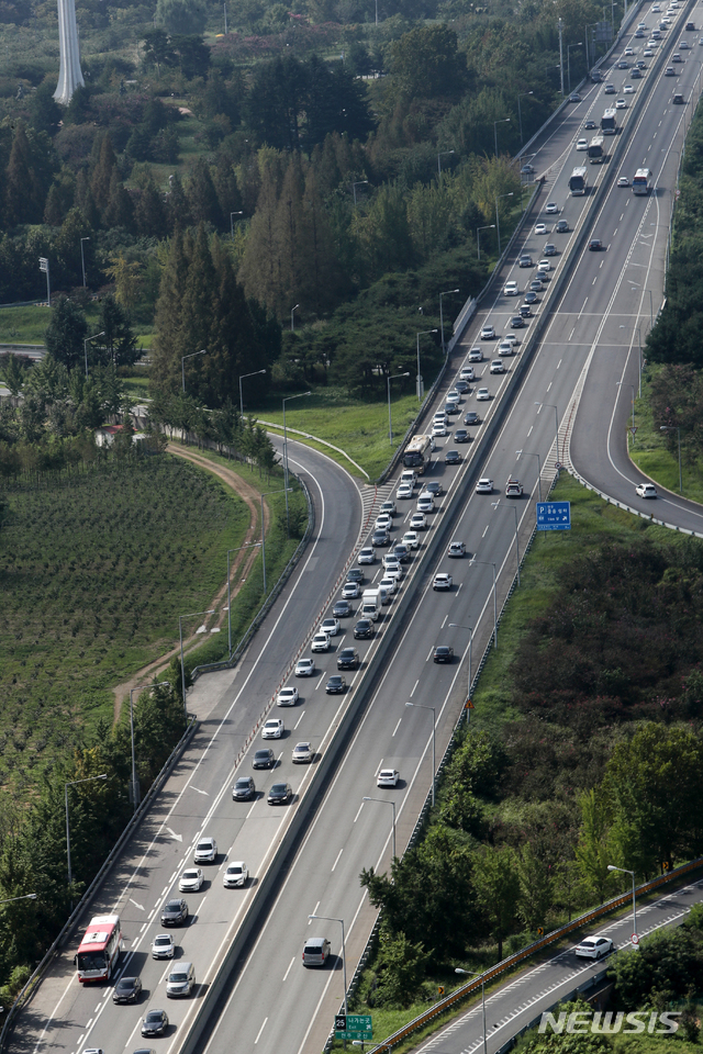 【전주=뉴시스】 김얼 기자= 추석 연휴가 한창인 14일 호남고속도로 상행선 전북 전주시 전주IC 일대에 귀경객의 차량들이 길게 늘어서 있다. (항공촬영협조=전북경찰청 기장 권혜천 경감, 부기장 김인수 경위) 2019.09.14. (사진=전북사진기자단 제공)pmkeul@newsis.com