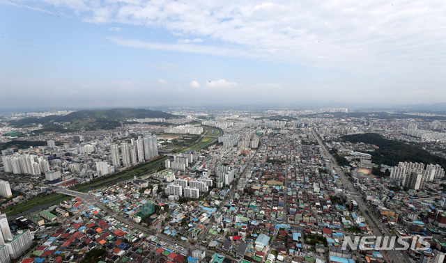 【전주=뉴시스】 김얼 기자= 14일 전북 전주시 일대가 맑은 하늘로 드리워져 있다. (항공촬영협조=전북경찰청 기장 권혜천 경감, 부기장 김인수 경위)  2019.09.14.