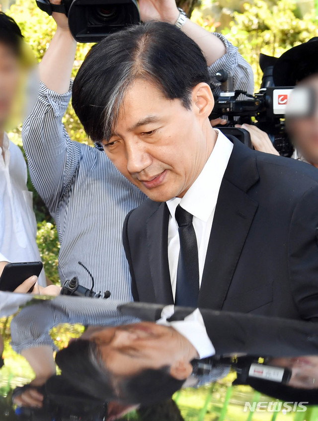 【부산=뉴시스】 하경민 기자 = 조국 법무부 장관이 추석 연휴인 14일 오전 부산 기장군 부산추모공원을 방문, 상관의 폭언 등을 견디지 못하고 2016년 극단적인 선택을 한 고 김홍영 전 검사의 묘소를 참배한 이후 차량에 탑승하고 있다. 2019.09.14. yulnetphoto@newsis.com