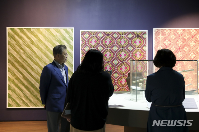 【서울=뉴시스】박진희 기자 = 문재인 대통령과 부인 김정숙 여사가 한-아세안 특별정상회의와 한-메콩 정상회의를 두달 여 앞둔 14일 오후 부산 해운대구 아세안문화원을 방문해 시설을 점검하고 있다. 2019.09.14. (사진=청와대 제공) photo@newsis.com