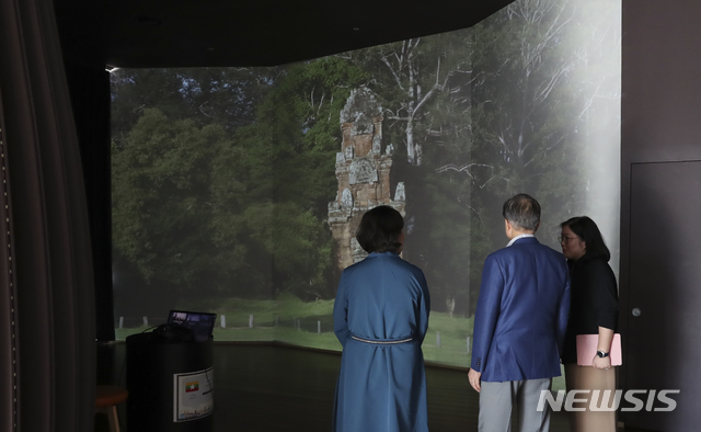 【서울=뉴시스】박진희 기자 = 문재인 대통령과 부인 김정숙 여사가 한-아세안 특별정상회의와 한-메콩 정상회의를 두달 여 앞둔 14일 오후 부산 해운대구 아세안문화원을 방문해 시설을 점검하고 있다. 2019.09.14. (사진=청와대 제공) photo@newsis.com