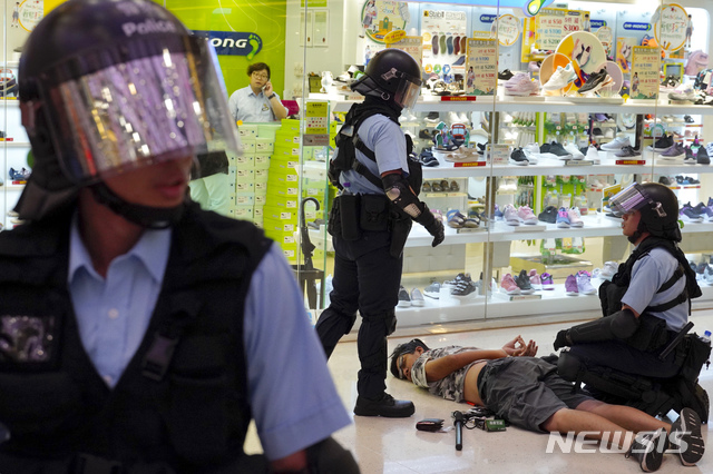 【홍콩=AP/뉴시스】14일 홍콩 카우룽베이 아모이 프라자에서 경찰이 시위대를 체포하고 있다. 이날 이곳에서 친중 반중 시위대 간 몸싸움이 벌어졌다. 2019.09.14 