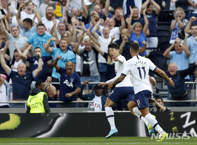 【런던(영국)=AP/뉴시스】손흥민이 골을 터뜨린 후 기뻐하고 있다.