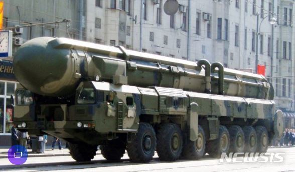 【서울=뉴시스】오는 10월1일 중국 건국 70주년을 기념하는 행사와 군사 퍼레이드를 준비하기 위해 14일 오후부터 15일 새벽까지 베이징에서 열린 2차 예행연습에 대형 미사일을 운반하기 위한 것으로 보이는 차량이 목격됐다는 정보가 퍼지면서 미국 본토를 사정거리 안에 두는 신형 대륙간탄도미사일(ICBM) '둥펑(東風) 41'이 퍼레이드에서 선보일 것이라는 관측이 커지고 있다. <사진 출처 : 야후 뉴스> 2019.9.15