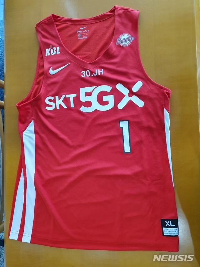 【서울=뉴시스】프로농구 서울 SK가 이달 초 갑작스레 세상을 떠난 고 정재홍을 가슴에 품고 2019~2020시즌을 치르기로 했다.SK 관계자는 15일 "이번 시즌 동안 선수들이 정재홍이 달았던 등번호 '30'과 영문 약자 'JH'가 새겨진 유니폼을 착용하기로 했다"고 전했다.코트 안팎에서 모범이 됐던 정재홍을 기억하기 위한 것이다. (사진 = SK 나이츠 제공)