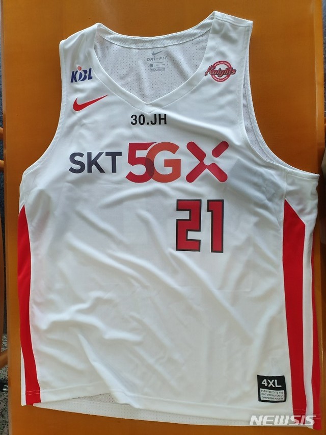 【서울=뉴시스】프로농구 서울 SK가 이달 초 갑작스레 세상을 떠난 고 정재홍을 가슴에 품고 2019~2020시즌을 치르기로 했다. SK 관계자는 15일 "이번 시즌 동안 선수들이 정재홍이 달았던 등번호 '30'과 영문 약자 'JH'가 새겨진 유니폼을 착용하기로 했다"고 전했다. 코트 안팎에서 모범이 됐던 정재홍을 기억하기 위한 것이다. (사진 = SK 나이츠 제공)