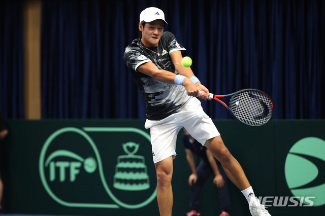 【서울=뉴시스】 권순우가 15일 중국 구이저우성 구이양에서 열린 중국과의 2019 데이비스컵 아시아·오세아니아 지역 1그룹 예선(4단1복식) 3단식에서 바이옌과 경기를 하고 있다. (사진 = 대한테니스협회 제공)