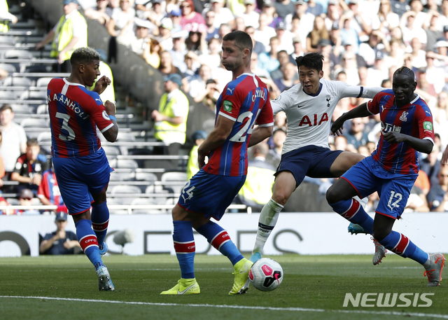【런던=AP/뉴시스】토트넘의 손흥민(오른쪽 두 번째)이 14일(현지시간) 영국 런던의 토트넘 홋스퍼 스타디움에서 열리고 있는 2019-20 프리미어리그 5라운드 크리스탈 팰리스와의 경기 중 슛하고 있다. 손흥민은 전반 10분과 23분 팀의 선제골과 세 번째 골을 넣어 멀티 골을 기록했으며 토트넘은 4-0 승리를 거뒀다. 2019.09.15.
