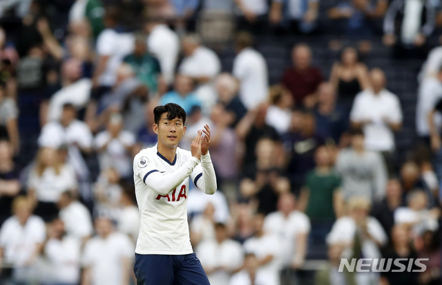  【런던=AP/뉴시스】토트넘의 손흥민이 14일(현지시간) 영국 런던의 토트넘 홋스퍼 스타디움에서 열린 2019-20 프리미어리그 5라운드 크리스탈 팰리스와의 경기를 승리로 마치고 응원단을 향해 인사하고 있다.&nbsp; 손흥민은 전반 10분과 23분 팀의 선제골과 세 번째 골을 넣어 멀티 골을 기록했으며 토트넘은 4-0 승리를 거뒀다. 2019.09.15. 