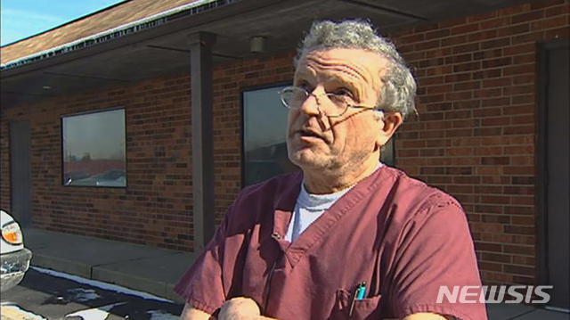 【사우스밴드( 미 인디애나주)= AP/뉴시스】 WNDU-TV가 제공한 2015년 12월 1일의 울리히 클로퍼 의사의 사진. 지난 주 사망한 그의 일리노이주 졸리엣의 자택에서 보존처리된 태아 유해 2246구가 발견돼 경찰이 수사하고 있다.