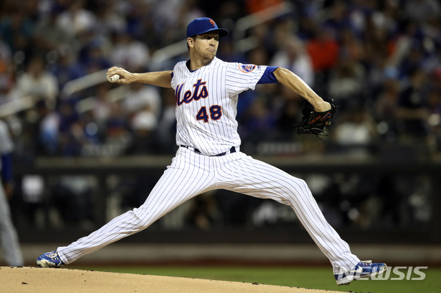 【뉴욕=AP/뉴시스】 뉴욕 메츠의 제이콥 디그롬이 15일(한국시간) 미국 뉴욕주 플러싱의 시티 필드에서 열린 2019 메이저리그(MLB) LA 다저스와의 경기에 선발 등판해 역투하고 있다.