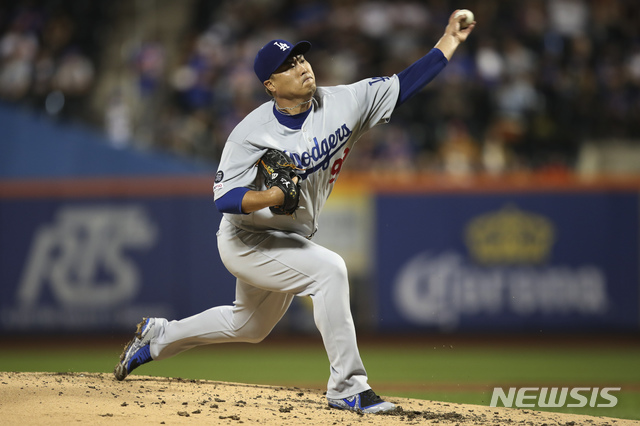 【뉴욕=AP/뉴시스】LA 다저스 류현진이 14일(현지시간) 미국 뉴욕의 플러싱 시티필드에서 열리고 있는 2019 메이저리그 뉴욕 메츠와의 원정경기에 선발 등판해 2회 투구하고 있다.&nbsp; 류현진은 6회까지 2피안타 4K 무실점을 기록하고 있으며 다저스는 제이콥 디그롬의 메츠와 0-0으로 팽팽히 맞선 가운데 7회 초 공격을 이어가고 있다. 2019.09.15.