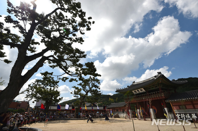 【수원=뉴시스】 김종택 기자 = 추석연휴 마지막날인 15일 경기도 수원시 팔달구 화성행궁 신풍루에서 무예24기 시범공연이 펼쳐지고 있다. 2019.09.15.semail3778@naver.com