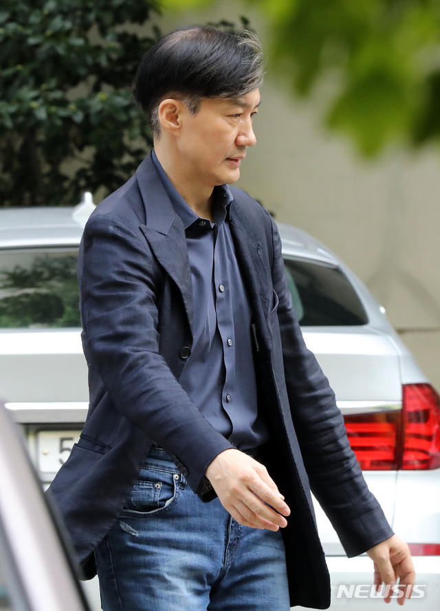 【서울=뉴시스】 고범준 기자 = 조국 법무부장관이 15일 오후 서울 서초구 방배동 자택을 나서는 모습. 2019.09.15. bjko@newsis.com