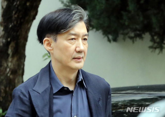 【서울=뉴시스】 고범준 기자 = 조국 법무부 장관이 15일 오후 서울 서초구 방배동 자택을 나서고 있다.&nbsp; 한편 조 장관의 가족들이 투자했던 사모펀드의 실소유로 알려진 조 장관의 5촌 조카가 연이틀 조사를 받고 있는 가운데 검찰은 오늘 구속영장을 청구할 예정이다. 2019.09.15.&nbsp; bjko@newsis.com