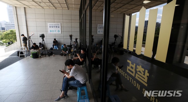 【서울=뉴시스】 고범준 기자 = 조국 법무부 장관의 가족들이 투자했던 사모펀드의 실소유로 알려진 조 장관의 5촌 조카가 연이틀 조사를 받고 있는 가운데 검찰은 오늘 구속영장을 청구할 예정이다.&nbsp; 사진은 15일 오후 서울 서초구 서울중앙지방검찰청 모습. 2019.09.15.&nbsp; bjko@newsis.com