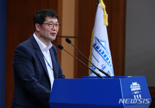 【서울=뉴시스】전신 기자 = 황덕순 일자리수석이 15일 청와대 춘추관 대브리핑룸에서 고용 동향과 전망 관련한 브리핑을 하고 있다. 2019.09.15. photo1006@newsis.com