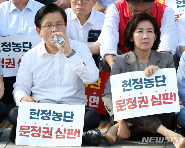 【서울=뉴시스】고승민 기자 = 15일 서울 여의도 국회 앞 계단에서 열린 자유한국당 추석 민심 보고대회에서 황교안 대표가 물을 마시고 있다. 오른쪽은 나경원 원내대표. 2019.09.15. kkssmm99@newsis.com