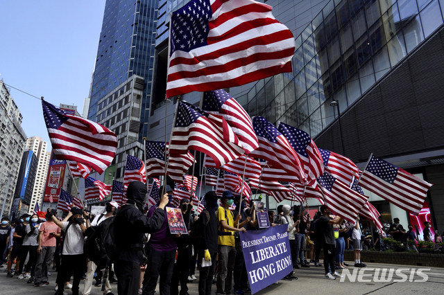  【홍콩=AP/뉴시스】홍콩 시위대원들이 15일 미국 국기를 들고 시내 중심부 상업 지역에서 시위 행진을 벌이고 있다. 시위대가 요구하는 행정장관 직선제를 수용할 것인지 여부에 대한 정부 입장을 밝힐 시한인 15일 오후 8시(현지시간)이 다가오면서 홍콩 경찰의 시위 불허에도 불구, 수천명의 시위대가 또다시 시위 행진에 나섰다. 전날인 14일 홍콩에서는 친중 및 반중 시위대 간에 곳곳에서 무력 충돌이 일어났다. 2019.9.15 