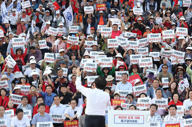 【서울=뉴시스】고승민 기자 = 15일 서울 여의도 국회 앞 계단에서 열린 자유한국당 추석 민심 보고대회에서 황교안 대표가 발언하고 있다. 2019.09.15. kkssmm99@newsis.com