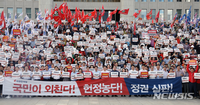 【서울=뉴시스】고승민 기자 = 15일 서울 여의도 국회 앞 계단에서 열린 자유한국당 추석 민심 보고대회에서 황교안 대표와 나경원 원내대표를 비롯한 의원들이 참가자들과 함께 구호를 외치고 있다. 2019.09.15. kkssmm99@newsis.com