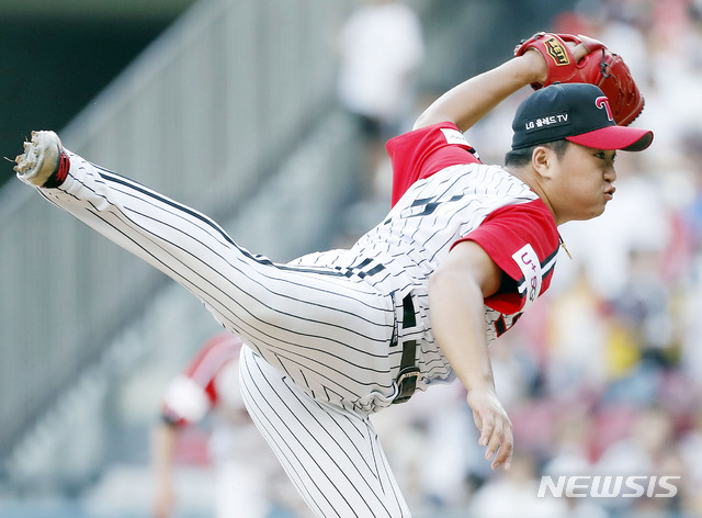 【서울=뉴시스】최동준 기자 = 15일 서울 잠실야구장에서 열린 2019 KBO 리그 두산 베어스 대 LG 트윈스의 경기, 9회  LG 마무리 고우석이 투구하고 있다. 2019.09.15. photocdj@newsis.com