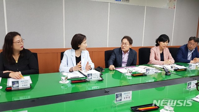 【서울=뉴시스】구무서 기자 = 유은혜(왼쪽 두 번째) 사회부총리 겸 교육부장관과 조희연(왼쪽 세 번째) 서울시교육감이 16일 오전 서울 관악구 당곡고등학교에서 열린 고교 무상교육 일반고 현장방문 간담회에서 대화를 나누고 있다. 유 부총리는 대입제도 개선을 위한 방안 마련에 시간이 걸릴 것 같다고 말했다. 2019.09.16. nowest@newsis.com