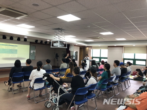 【서울=뉴시스】서울 강북구 영유아 이유식 만들기 교육 모습. 2019.09.16. (사진=강북구 제공)