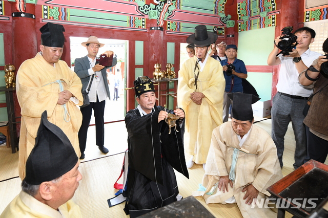 【대구=뉴시스】 강병서 기자=달성군은 16일 관내 도동서원(구지면)이 유네스코 세계유산에 등재된 것을 조상에게 알리는 고유제를 현지에서 열었다고 밝혔다. 2019.09.16. (사진=달성군 제공) photo@newsis.com