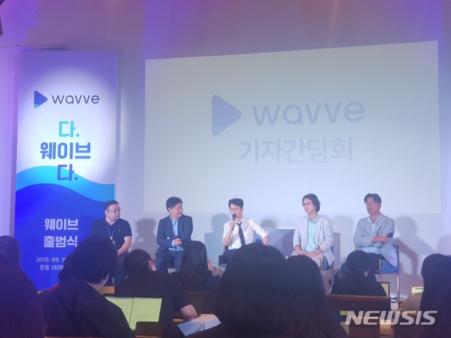 【서울=뉴시스】온라인동영상서비스(OTT) '웨이브(wavve)'가 오는 18일 공식 출범한다. 왼쪽부터 조휘열 웨이브 기술총괄 본부장, 정욱 웨이브 경영기획본부장(CFO), 이태현 웨이브 대표, 이상우 웨이브 서비스 본부장, 이희주 웨이브 플랫폼사업본부장.  photo@newsis.com