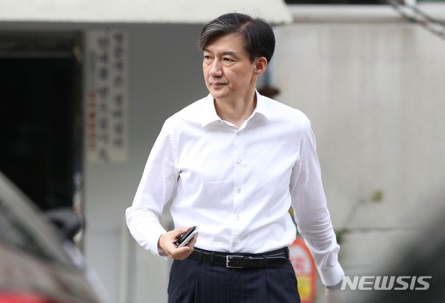 【서울=뉴시스】 박미소 기자 = 조국 법무부장관이 16일 오전 서울 서초구 자택을 나서고 있다.&nbsp; 검찰은 이날 조 장관 5촌 조카 조모(36)씨에 대해 특정경제범죄 가중처벌 등에 관한 법률 위반(횡령, 배임), 자본시장법 위반(부정거래, 허위공시), 증거인멸교사 등 혐의로 구속영장을 청구했다고 밝혔다.2019.09.16.&nbsp; misocamera@newsis.com