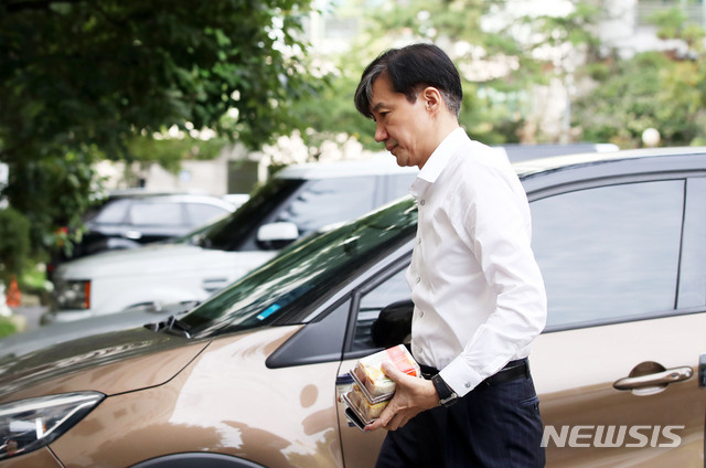 【서울=뉴시스】 박미소 기자 = 조국 법무부장관이 16일 오전 빵과 커피를 들고 서울 서초구 자택을 들어가고 있다.&nbsp; 검찰은 이날 조 장관 5촌 조카 조모(36)씨에 대해 특정경제범죄 가중처벌 등에 관한 법률 위반(횡령, 배임), 자본시장법 위반(부정거래, 허위공시), 증거인멸교사 등 혐의로 구속영장을 청구했다고 밝혔다.2019.09.16.&nbsp; misocamera@newsis.com