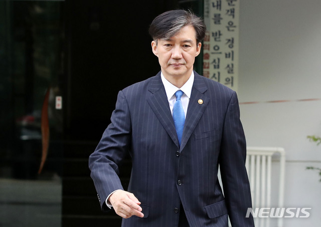 【서울=뉴시스】 박미소 기자 = 조국 법무부 장관이 16일 오전 서울 서초구 자택을 나서고 있다. 검찰은 이날 조 장관 5촌 조카 조모(36)씨에 대해 특정경제범죄 가중처벌 등에 관한 법률 위반(횡령, 배임), 자본시장법 위반(부정거래, 허위공시), 증거인멸교사 등 혐의로 구속영장을 청구했다고 밝혔다.2019.09.16. misocamera@newsis.com