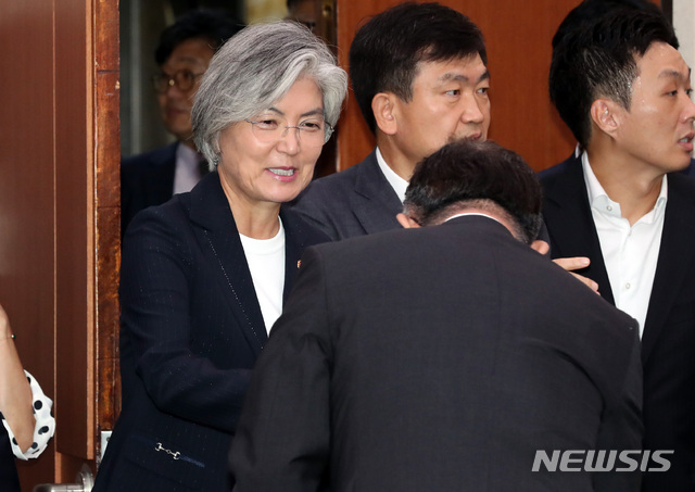 【서울=뉴시스】 박영태 기자 = 16일 오전 서울 여의도 국회에서 열린 외교통일위원회 전체회의에 강경화 외교부 장관이 참석하며 관계자들과 인사를 나누고 있다. 2019.09.16. since1999@newsis.com