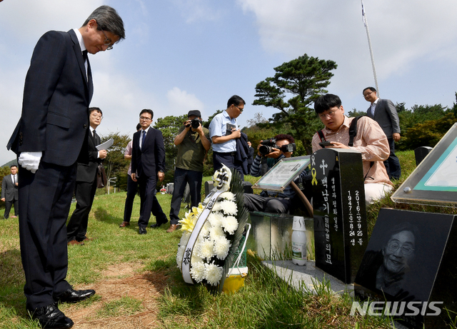 【광주=뉴시스】신대희 기자 = 김명수 대법원장이 16일 오전 광주 북구 망월동 민족민주열사묘역(5·18 옛묘역) 백남기 열사 묘지에 참배하고 있다. 2019.09.16. sdhdream@newsis.com