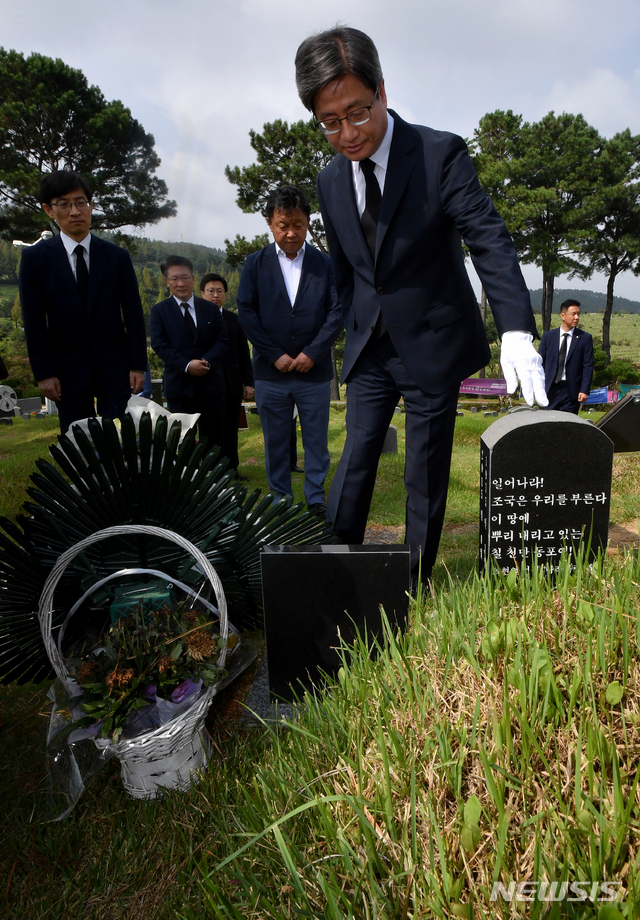 【광주=뉴시스】신대희 기자 = 김명수 대법원장이 16일 오전 광주 북구 망월동 민족민주열사묘역(5·18 옛묘역)을 참배하고 있다. 2019.09.16. sdhdream@newsis.com