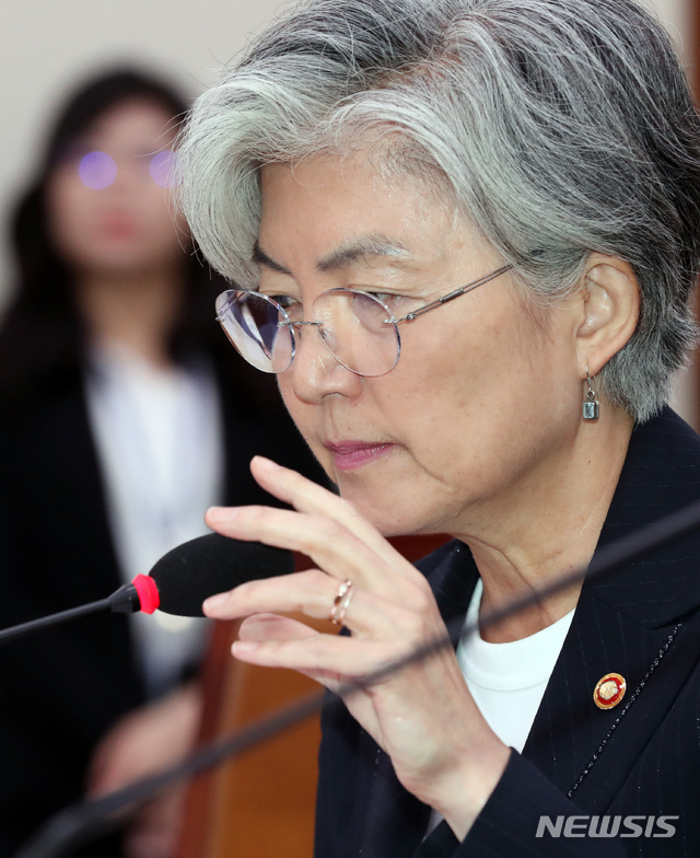 【서울=뉴시스】 박영태 기자 = 16일 오전 서울 여의도 국회에서 열린 외교통일위원회 전체회의에서 강경화 외교부 장관이 참석해 답변을 준비하고 있다. 2019.09.16. since1999@newsis.com