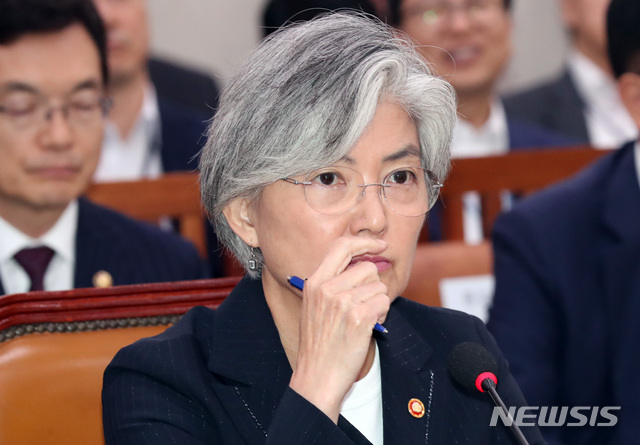 【서울=뉴시스】 박영태 기자 = 16일 오전 서울 여의도 국회에서 열린 외교통일위원회 전체회의에서 강경화 외교부 장관이 의원 질의를 듣고 있다. 2019.09.16. since1999@newsis.com