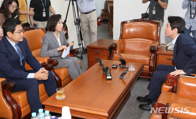 【서울=뉴시스】이종철 기자 = 16일 서울 여의도 국회 운영위원장실에서 열린 여야 3당 교섭단체 원내대표 회동에 참석한 오른쪽부터 이인영 더불어민주당 원내대표, 나경원 자유한국당 원내대표, 오신환 바른미래당 원내대표가 의견을 나누고 있다. 2019.09.16. jc4321@newsis.com