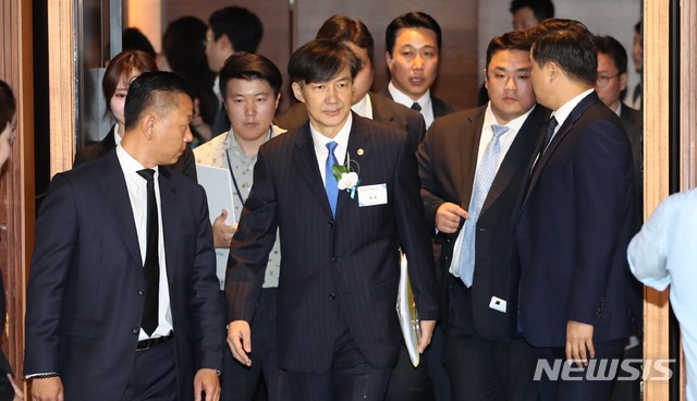 【서울=뉴시스】 고범준 기자 = 조국 법무부 장관이 16일 오전 서울 영등포구 콘래드서울 호텔에서 열린 전자증권제도 시행 기념식에 참석하고 있다. 2019.09.16.&nbsp; bjko@newsis.com