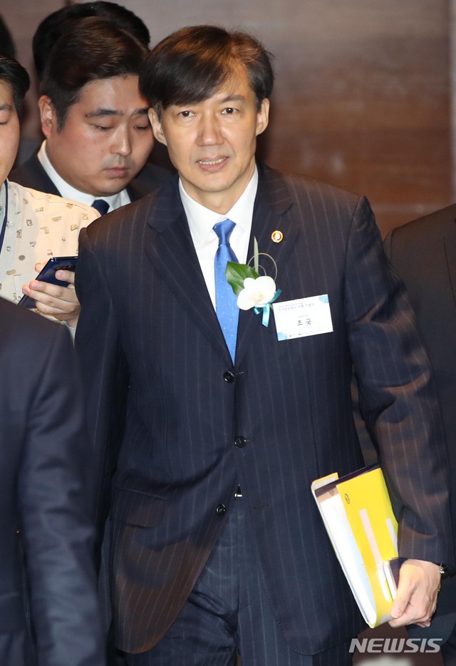 【서울=뉴시스】 고범준 기자 = 조국 법무부 장관이 16일 오전 서울 영등포구 콘래드서울 호텔에서 열린 전자증권제도 시행 기념식에 참석하고 있다. 2019.09.16.&nbsp; bjko@newsis.com