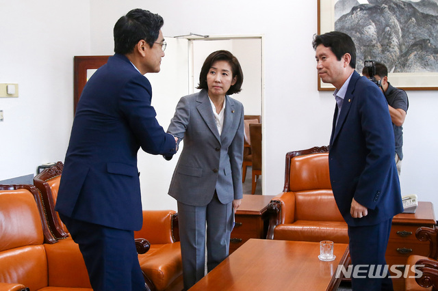 【서울=뉴시스】이종철 기자 = 16일 서울 여의도 국회 운영위원장실에서 열린 여야 3당 교섭단체 원내대표 회동에 참석한 이인영 더불어민주당 원내대표, 나경원 자유한국당 원내대표, 오신환 바른미래당 원내대표가 악수를 하고 있다. 2019.09.16. jc4321@newsis.com