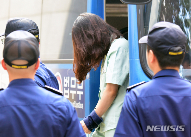 【제주=뉴시스】우장호 기자 = '전 남편 살해 사건' 피고인 고유정(36)이 16일 제주지방법원에서 열린 3차 공판에 참석하기 위해 법정에 출석하고 있다. 2019.09.16. woo1223@newsis.com